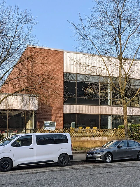 Backsteinfassade und Fensterband des Bades von der Straßenseite