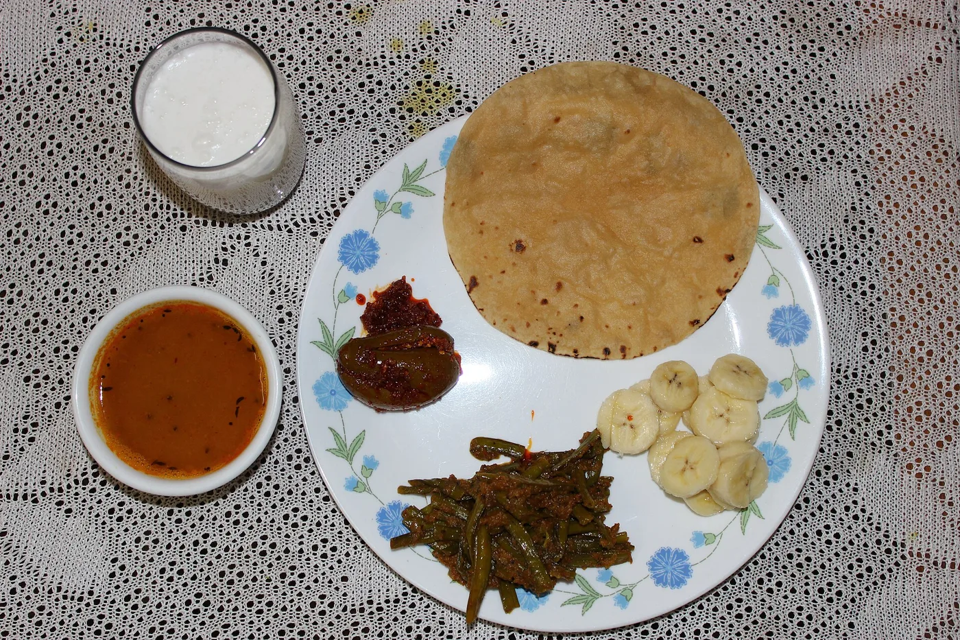 Komplettes Mittagessen mit Chapati, Dal, Gemüsecurry und Lassi