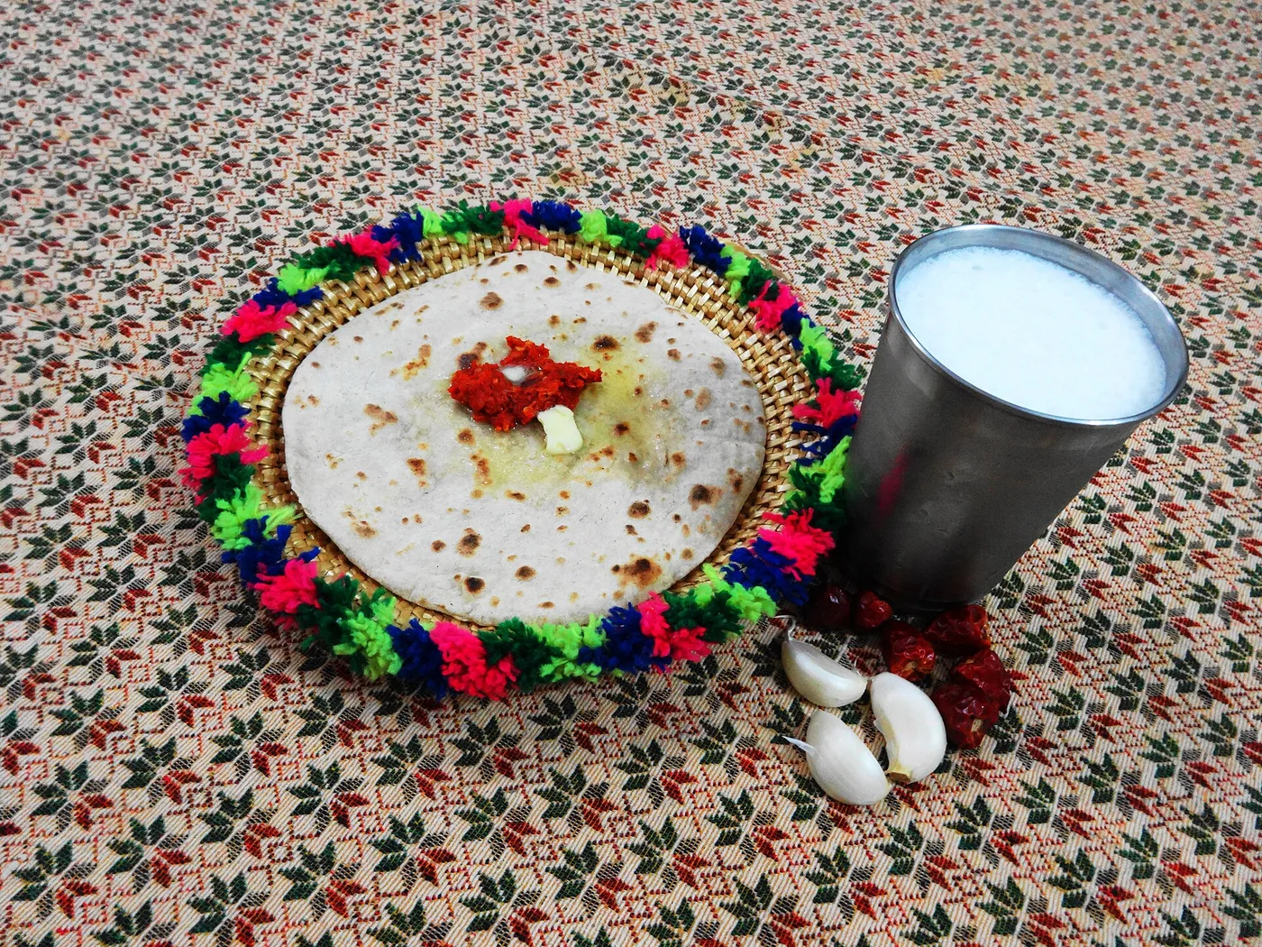 Fladenbrot mit Chili-Knoblauch-Chutney und ein Becher Lassi
