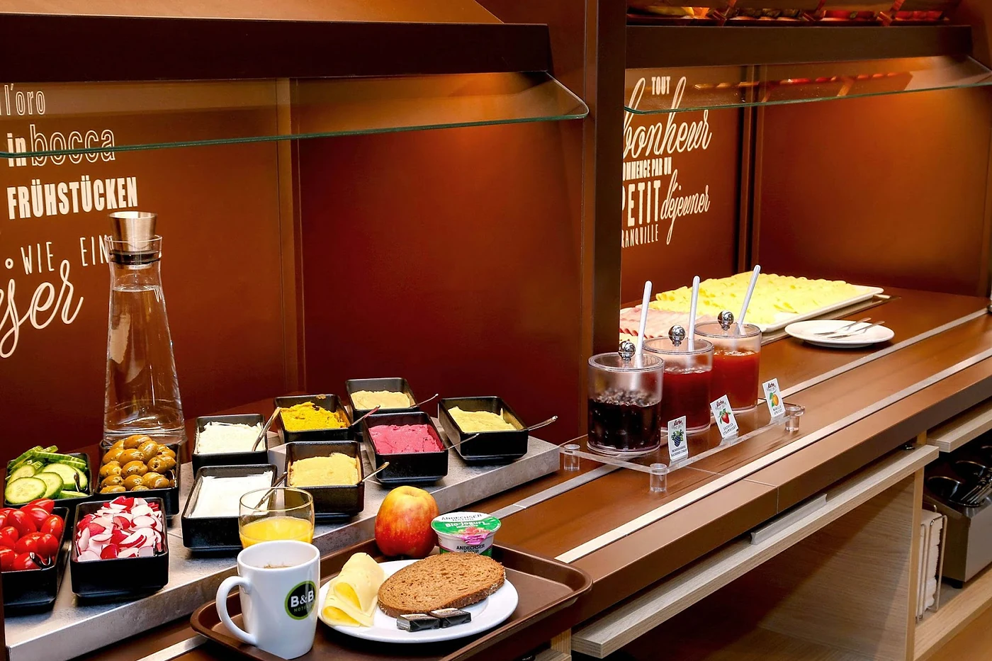 Frühstücksbuffet mit Aufschnitt, Obst und Getränken