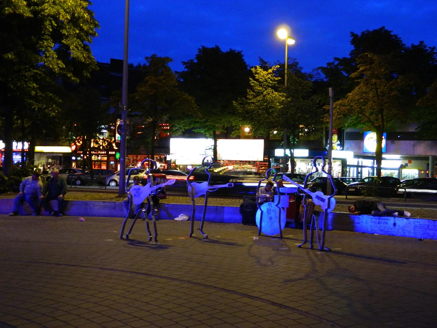 Beatles-Platz in Hamburg bei Nacht mit beleuchteten Figuren