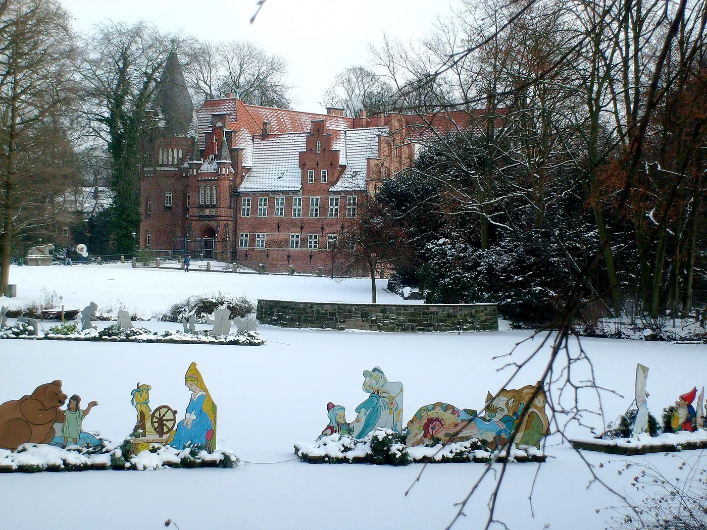 Bergedorfer Schloss in Hamburg mit Wassergraben und Backsteinfassade