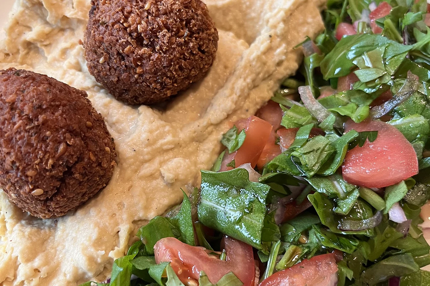 Gegrillter Spieß mit Bulgur, Tomate und Peperoni auf dem Teller