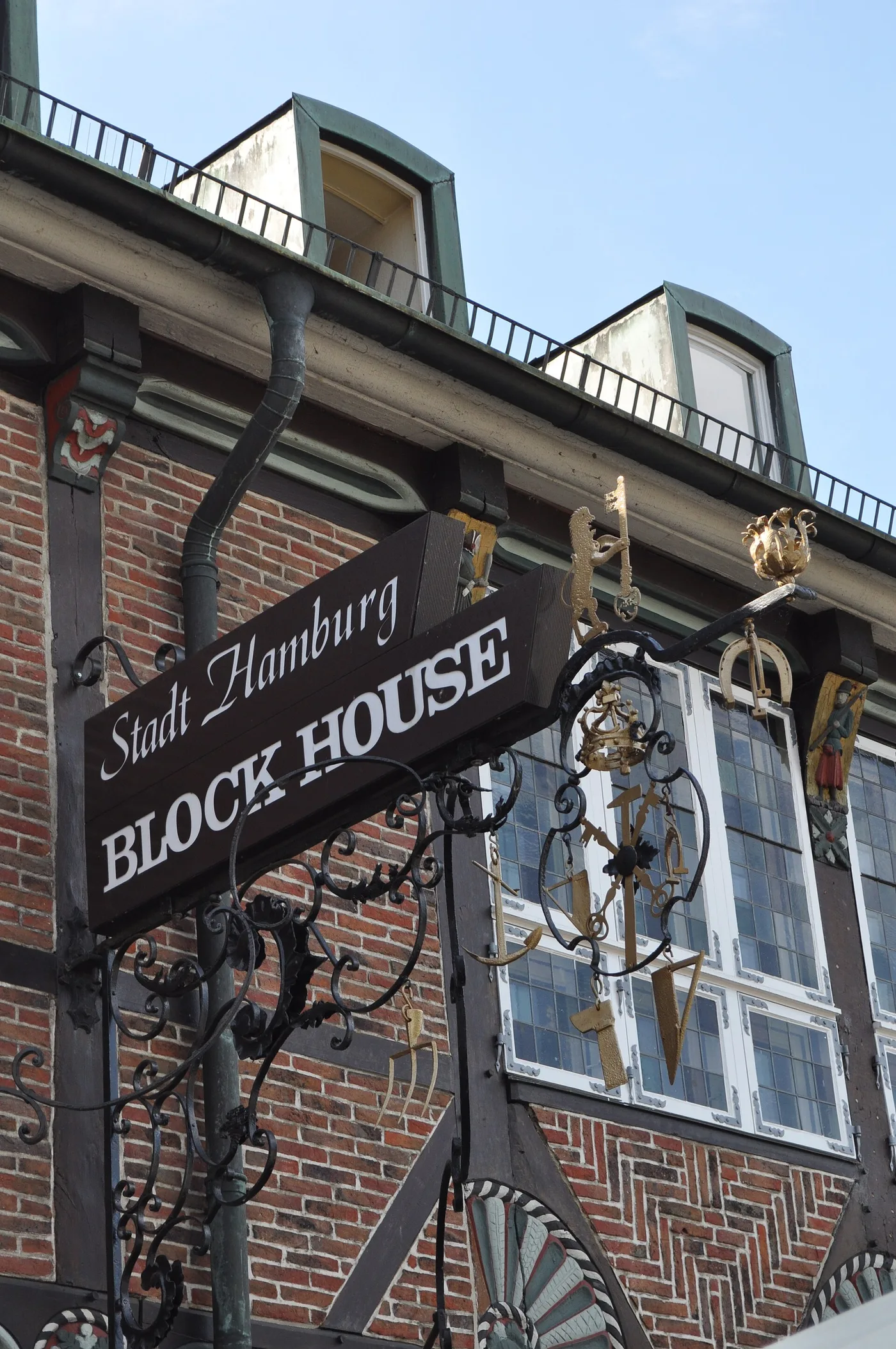 Schild mit der Aufschrift Stadt Hamburg Block House und schmiedeeisernem Herbergszeichen