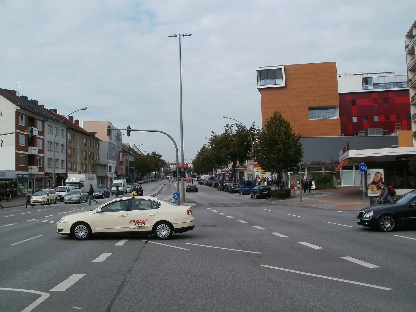 Die Hoheluftchaussee mit Verkehr und Geschäften an der Kreuzung