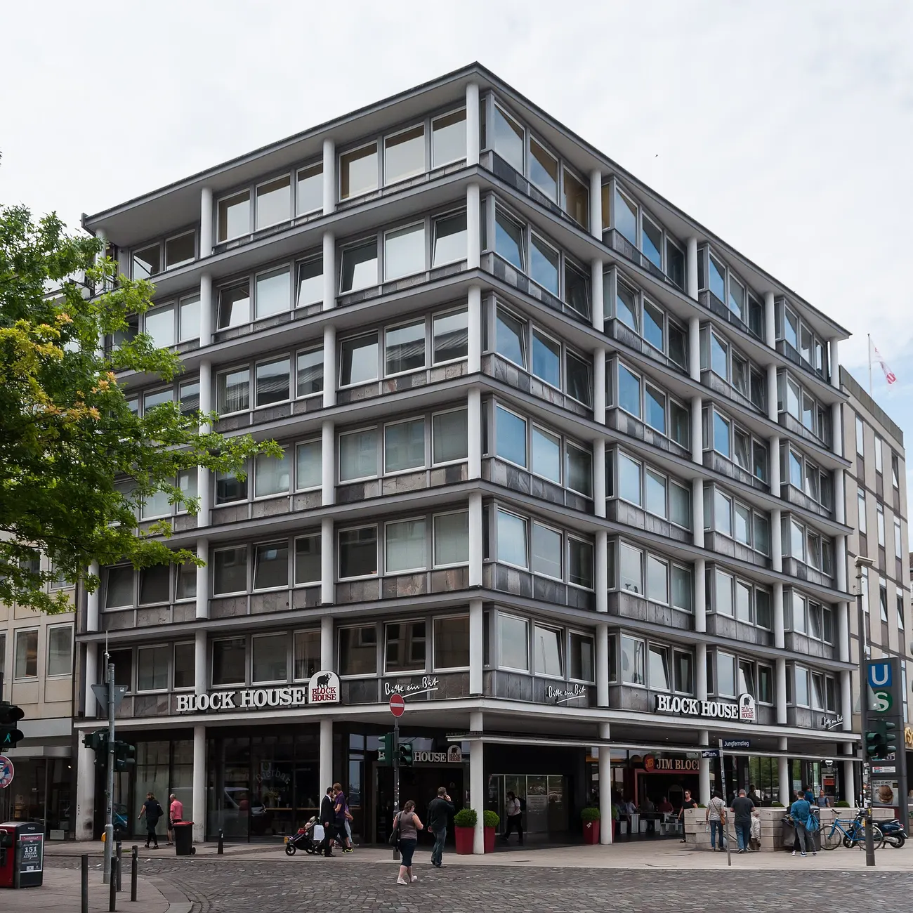 Das Eckhaus Jungfernstieg 1 mit dem Schriftzug BLOCK HOUSE über dem Erdgeschoss