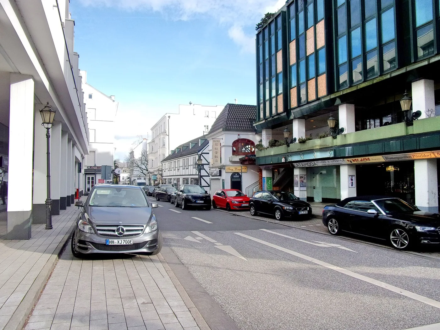 Die Milchstraße in Pöseldorf mit Läden, Laternen und parkenden Autos