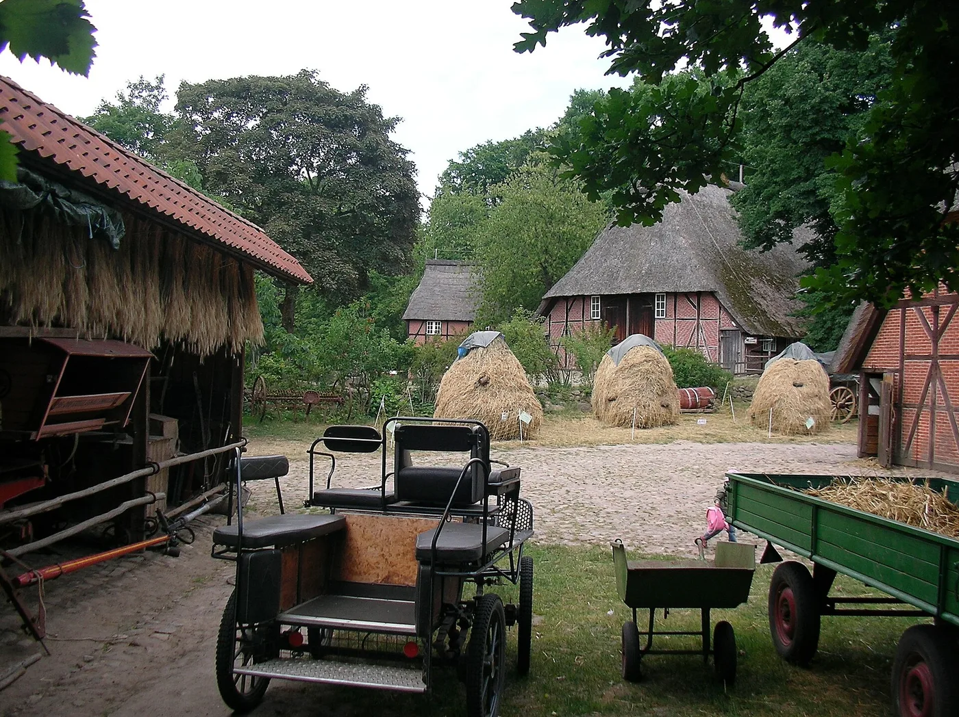 Reetgedeckte Fachwerkhäuser mit Heuhaufen im Museumsdorf Volksdorf