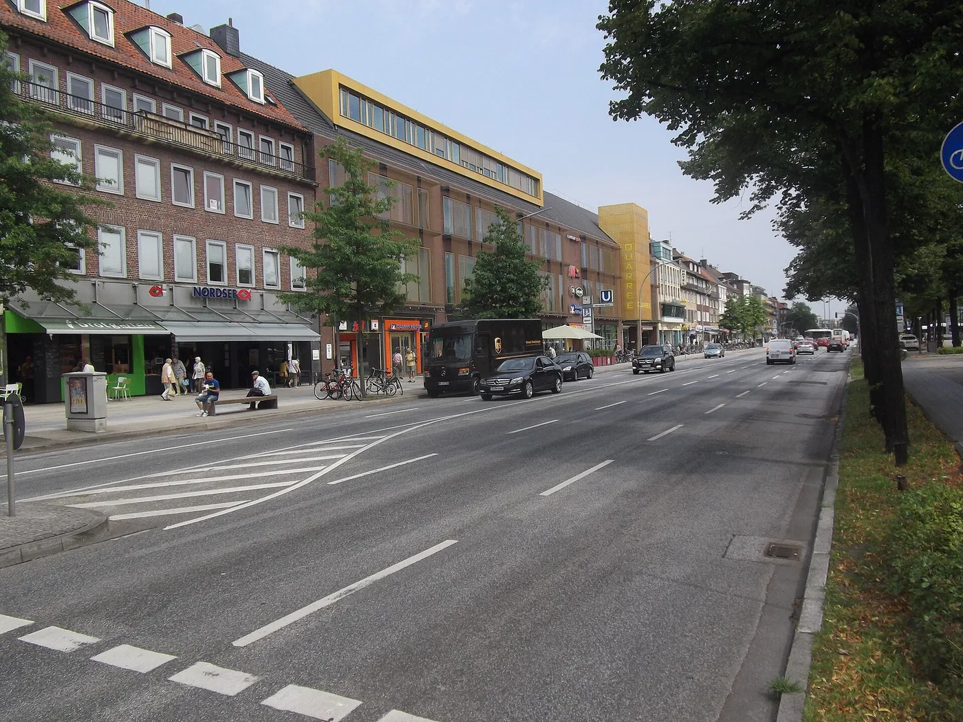 Straßenzug am Wandsbeker Markt mit Bäumen und Geschäften
