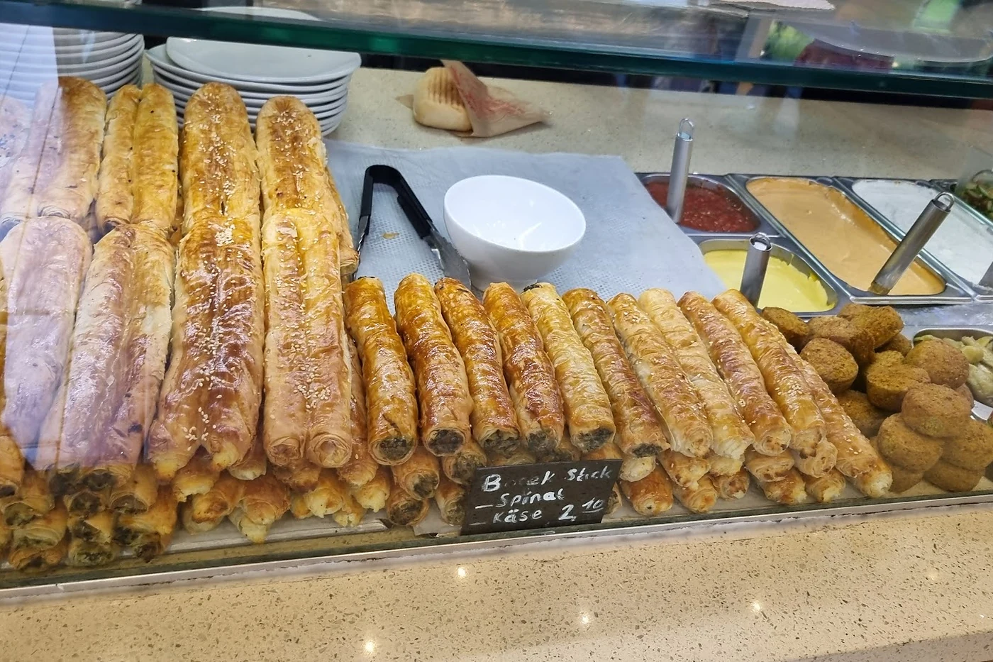 Auslage mit Baklava und orientalischem Gebäck