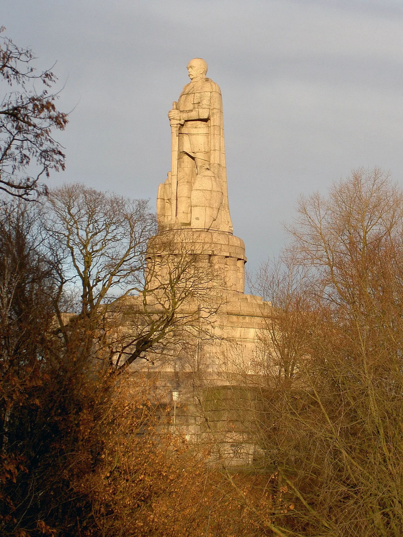 Bismarck-Denkmal im Alten Elbpark in Hamburg in voller Höhe