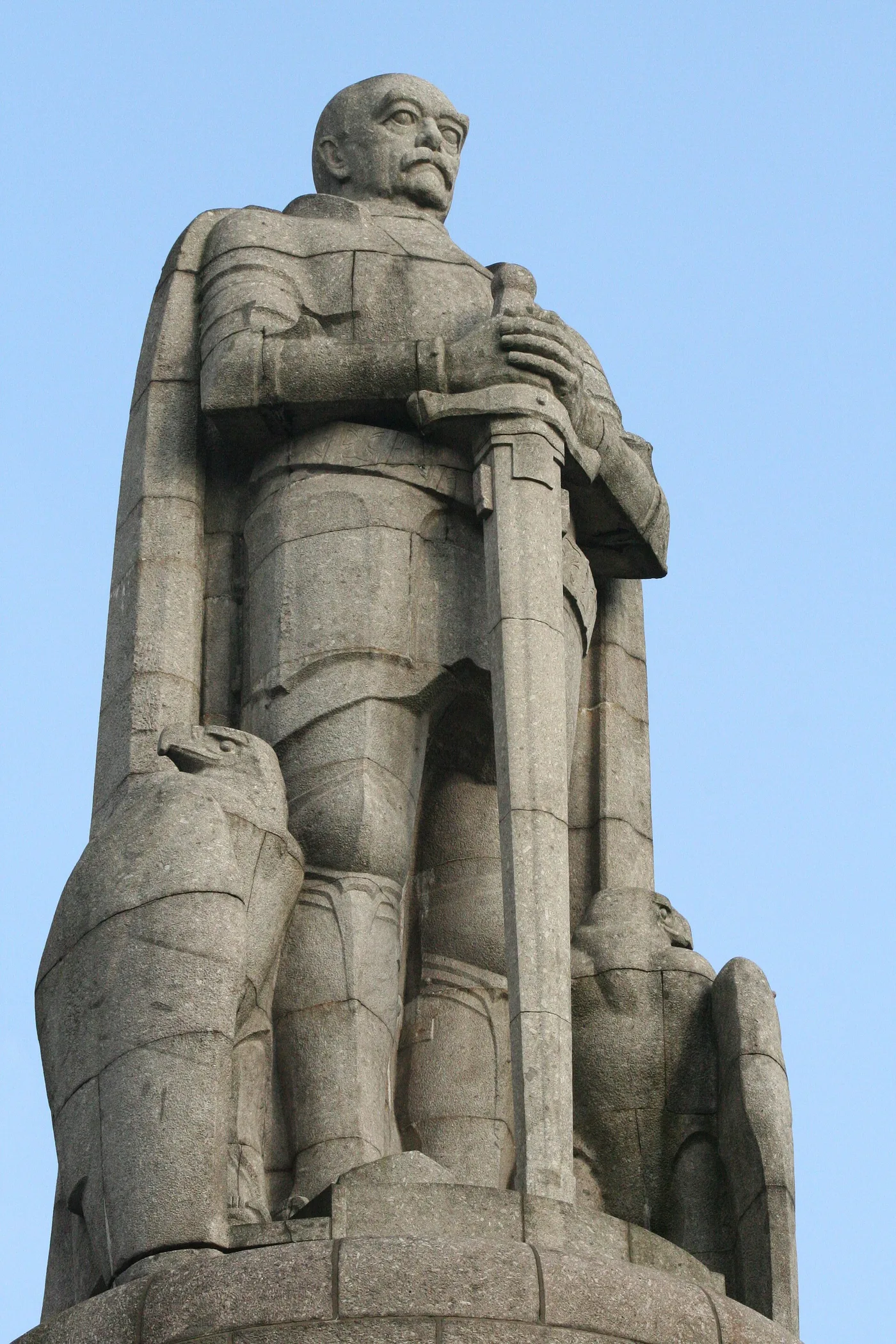 Bismarck-Denkmal aus anderer Perspektive mit Sockel