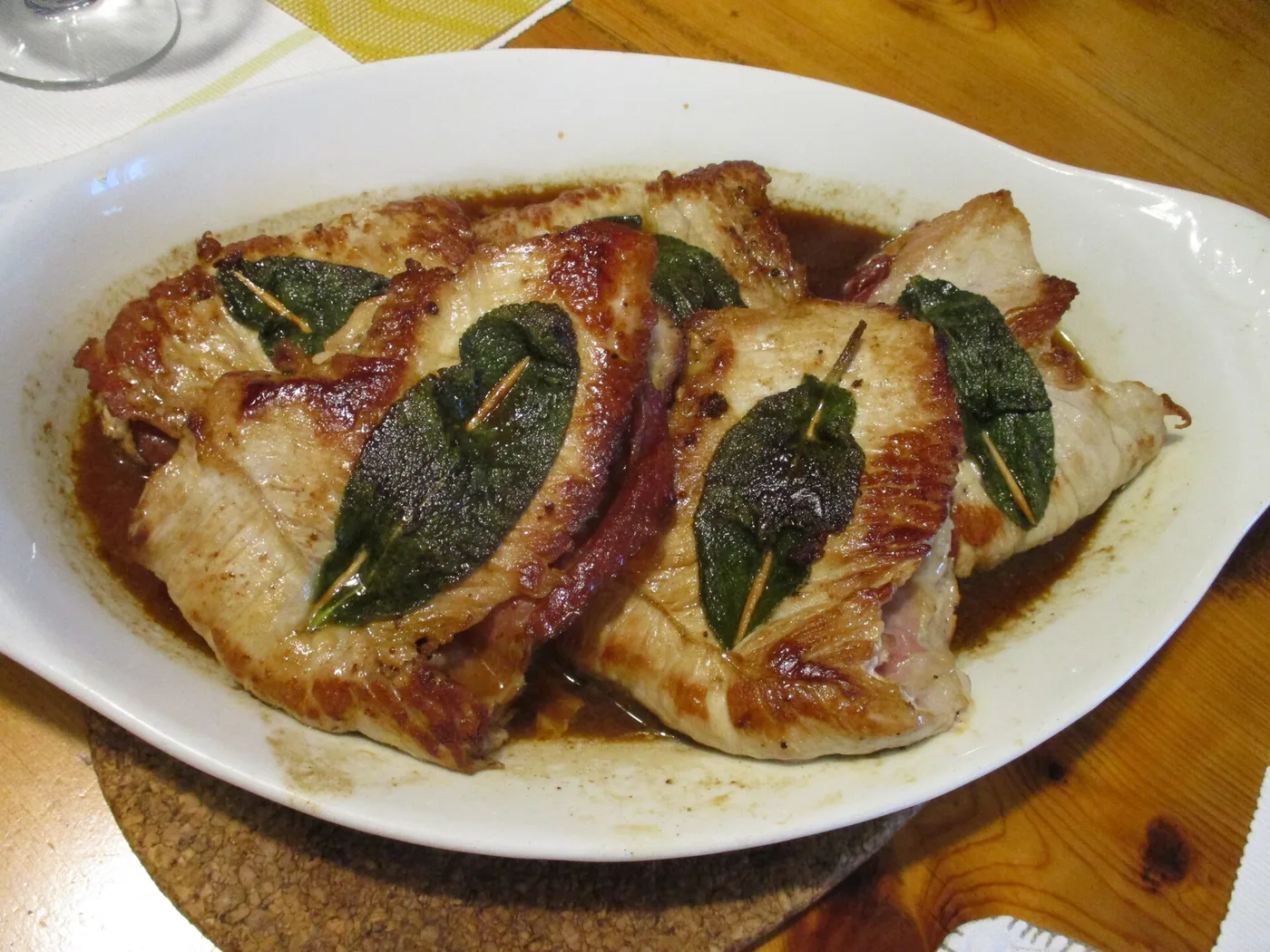 Saltimbocca, Kalbsschnitzel mit Schinken und Salbeiblättern in einer weißen Form