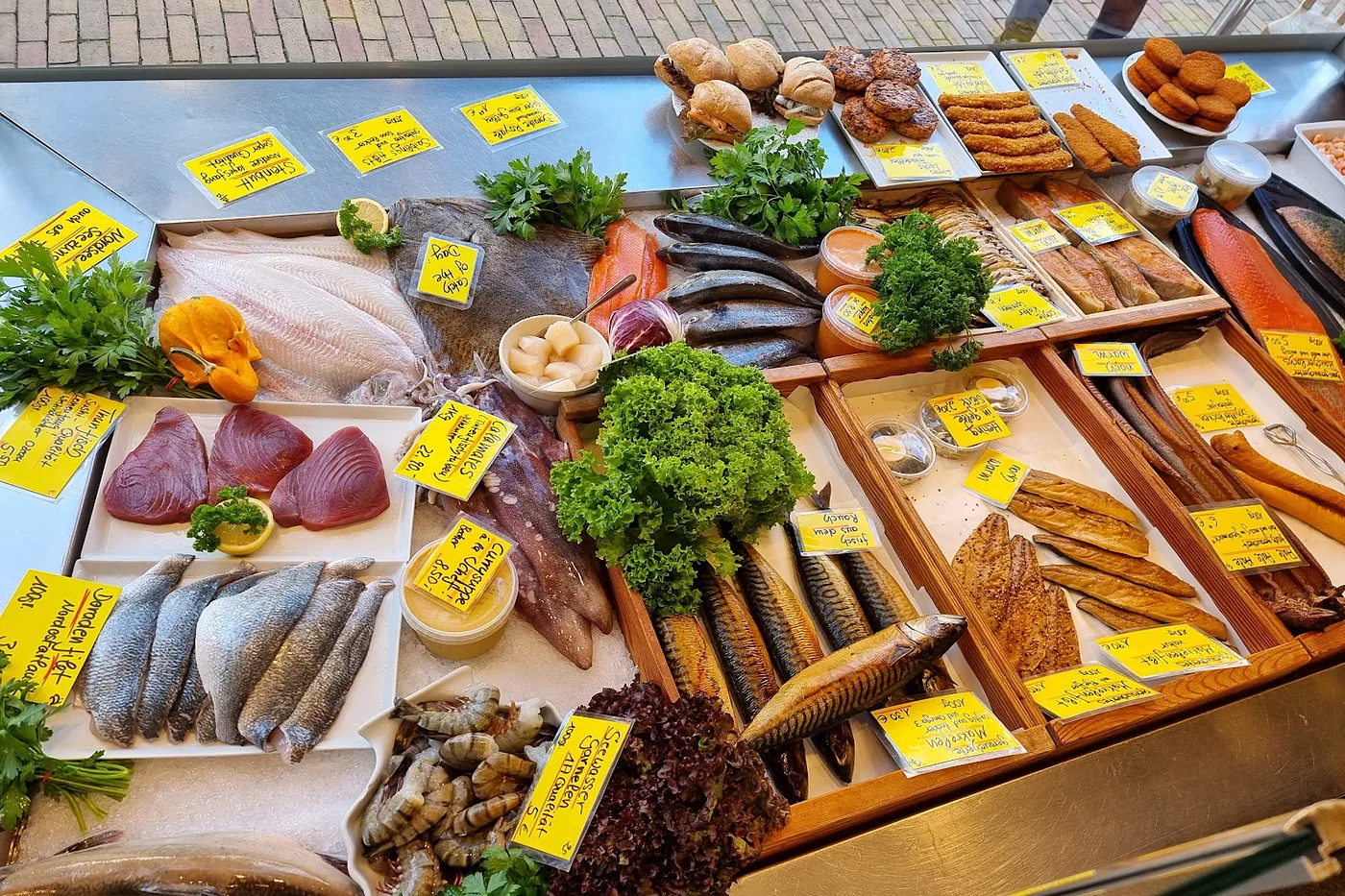 Holzbretter mit Räucherfisch, Filets und Beilagen