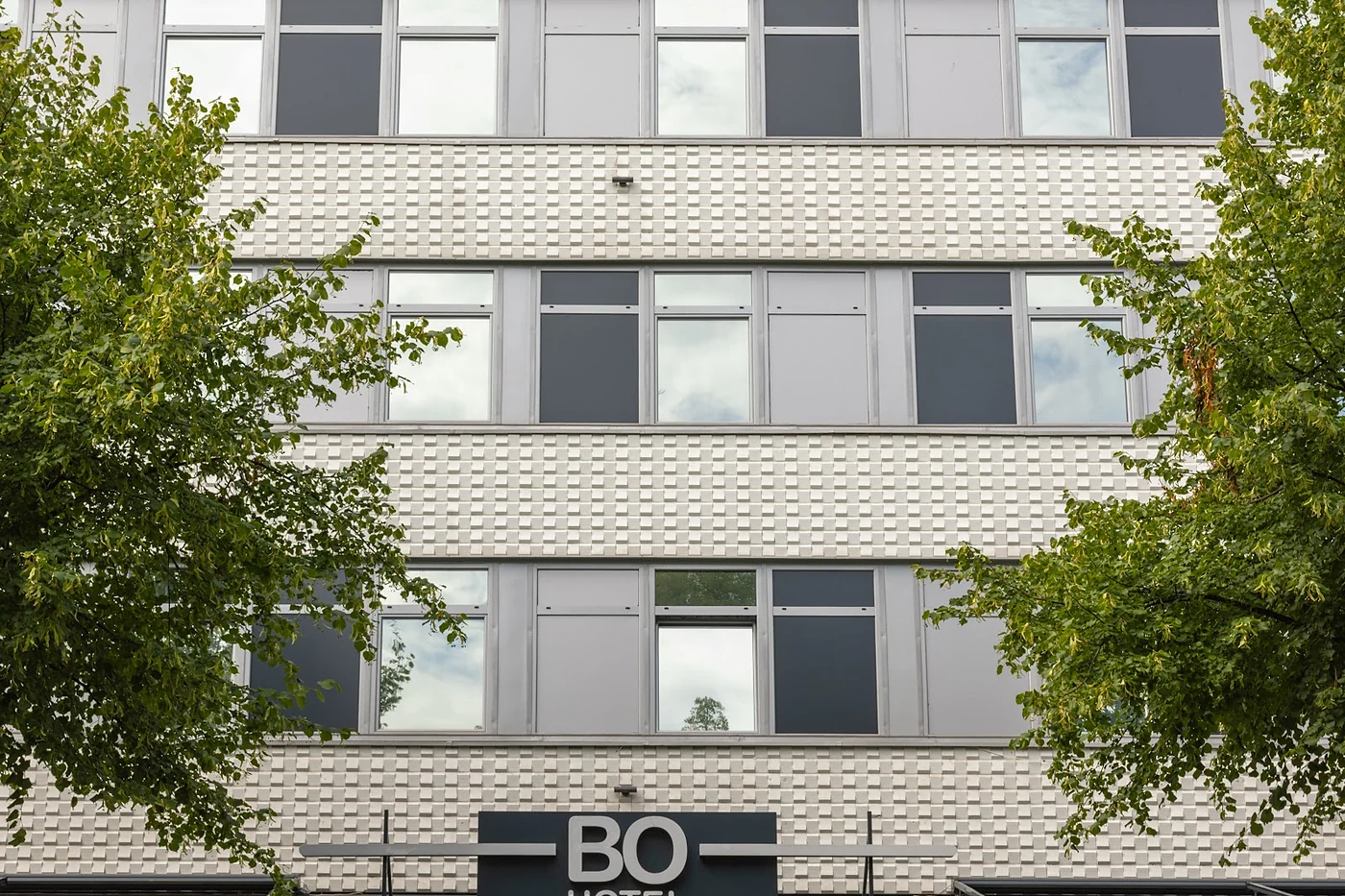 Fassade des Hotels mit Schriftzug über dem Erdgeschoss