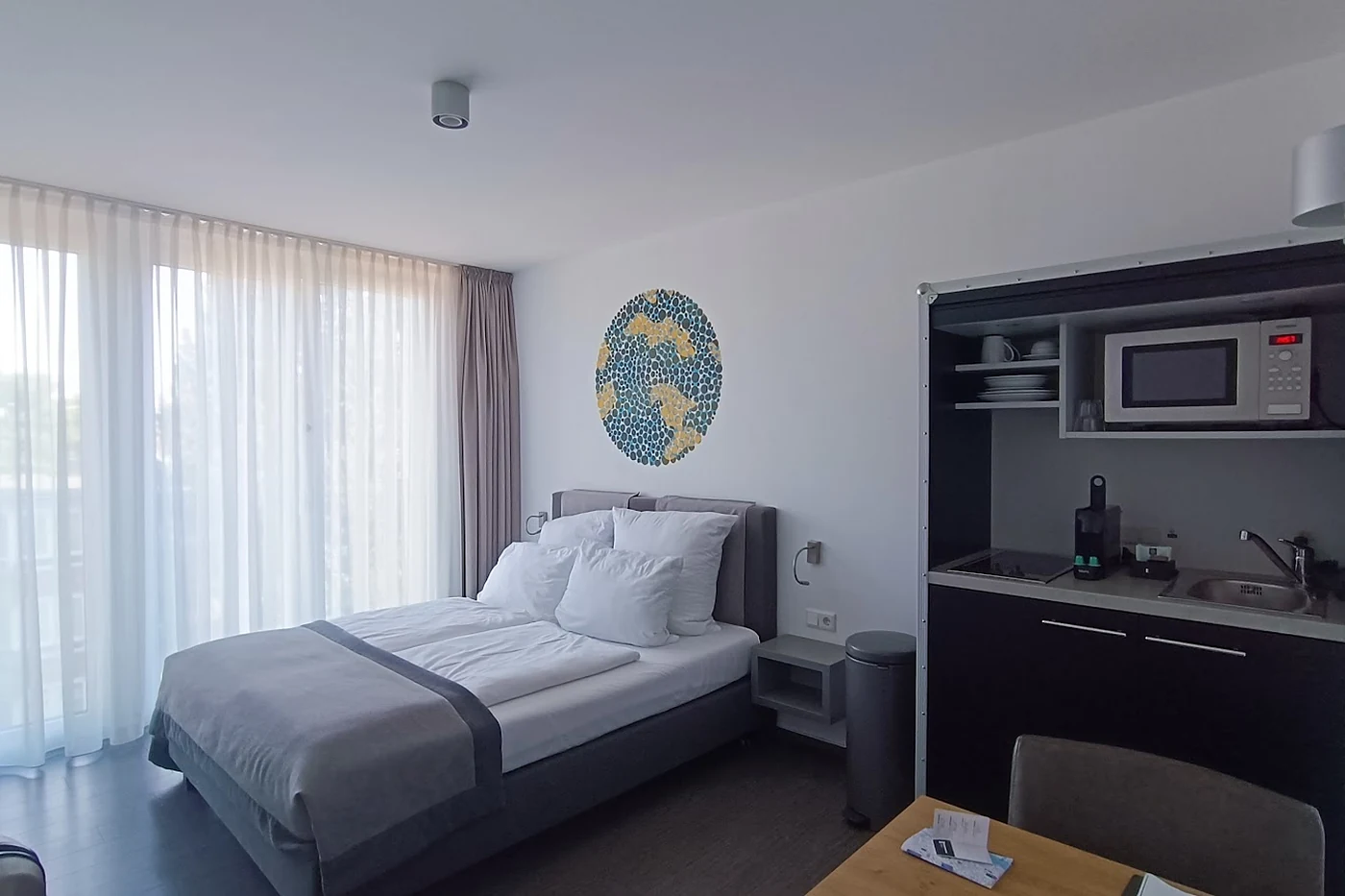Apartment mit Bett, Schreibtisch und Küchenzeile