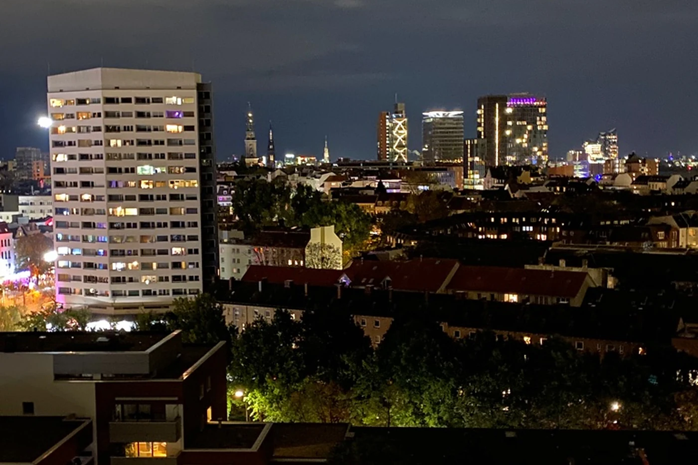 Blick über die beleuchtete Stadt bei Nacht