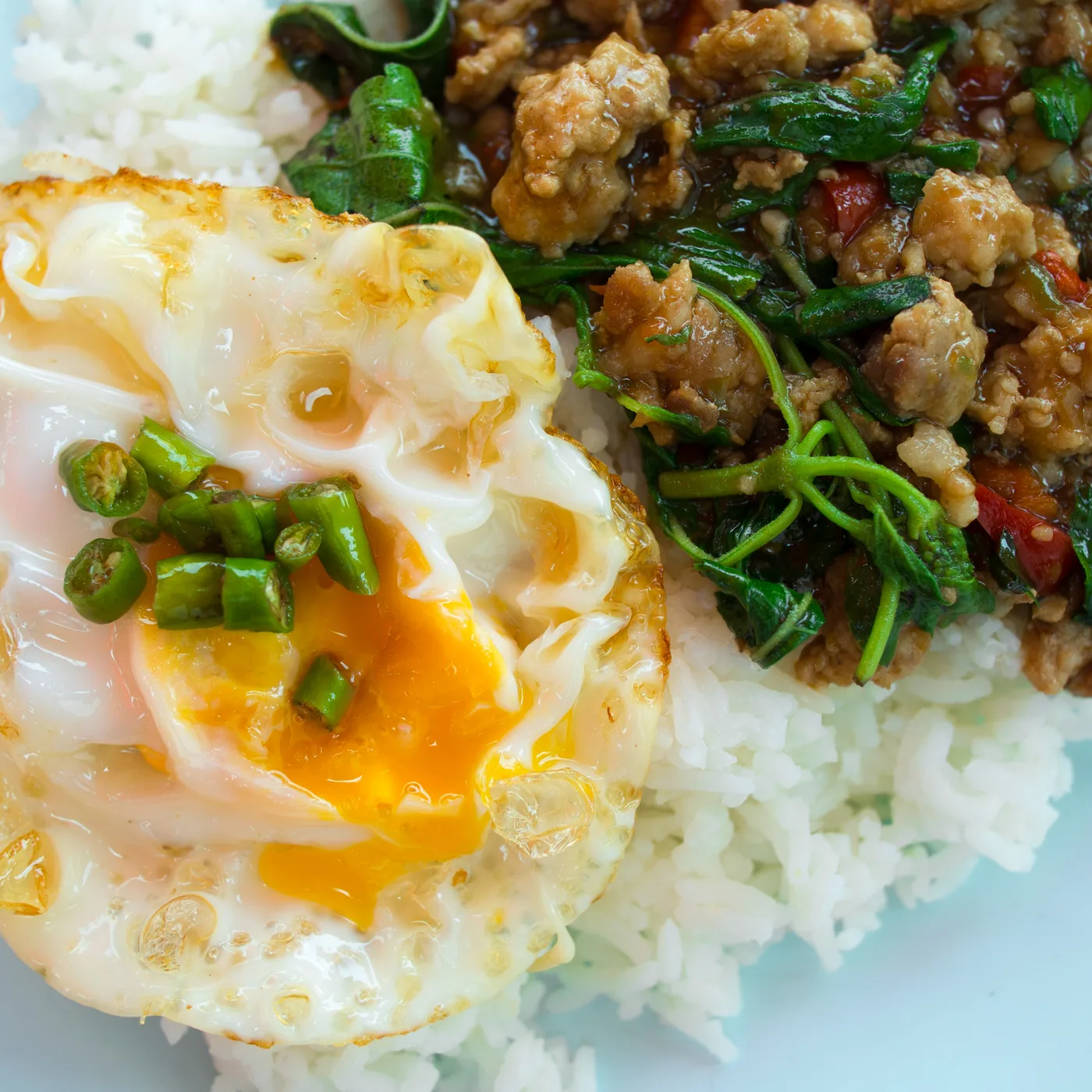 Thailändisches Hackfleisch mit Basilikum, Spiegelei und Reis