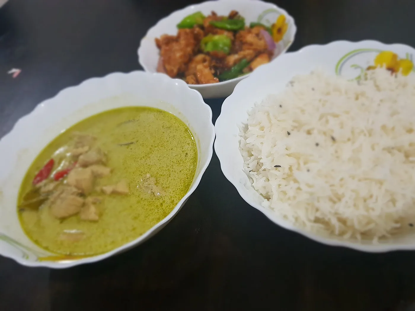 Grünes Thaicurry mit Hühnchen, dazu Jasminreis