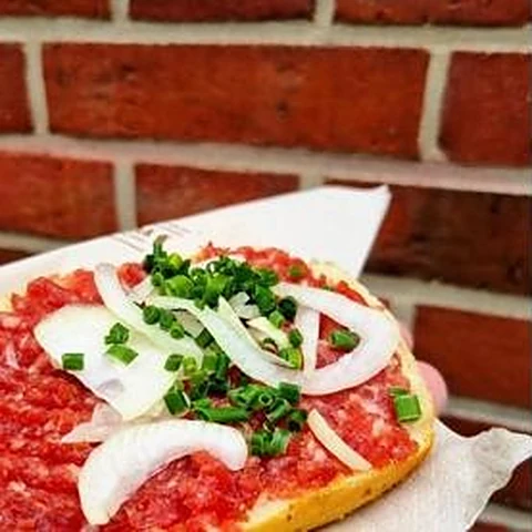 Mettbrötchen mit Zwiebelringen und Schnittlauch