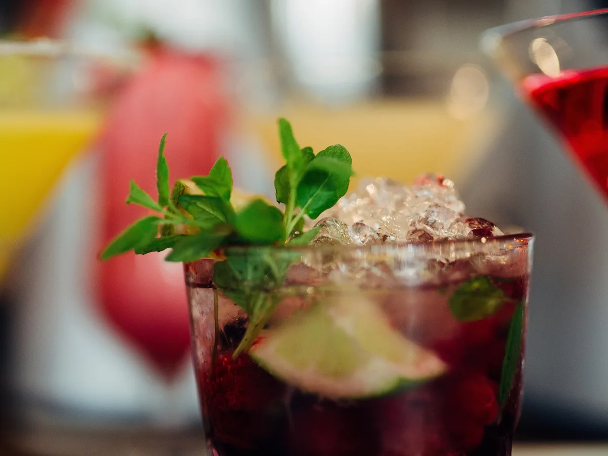 Cocktail mit Minze, Limette und Crushed Ice in einem Glas