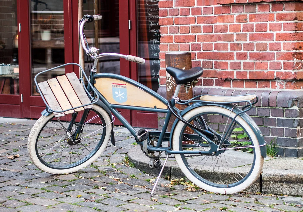 Lastenrad mit dem Schriftzug Bullerei vor dem Lokal in der Lagerstraße in Hamburg