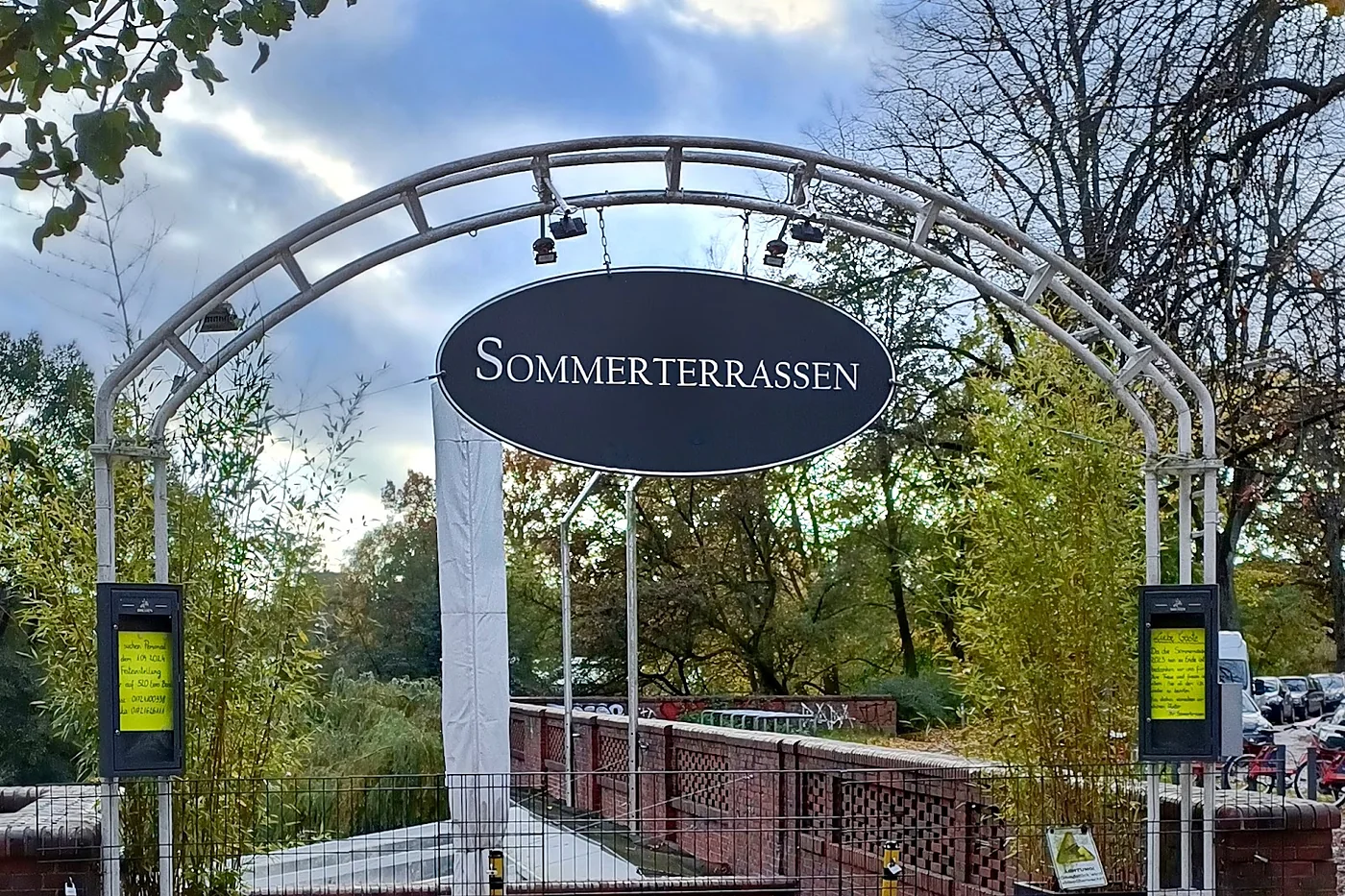 Torbogen mit dem Schriftzug Sommerterrassen