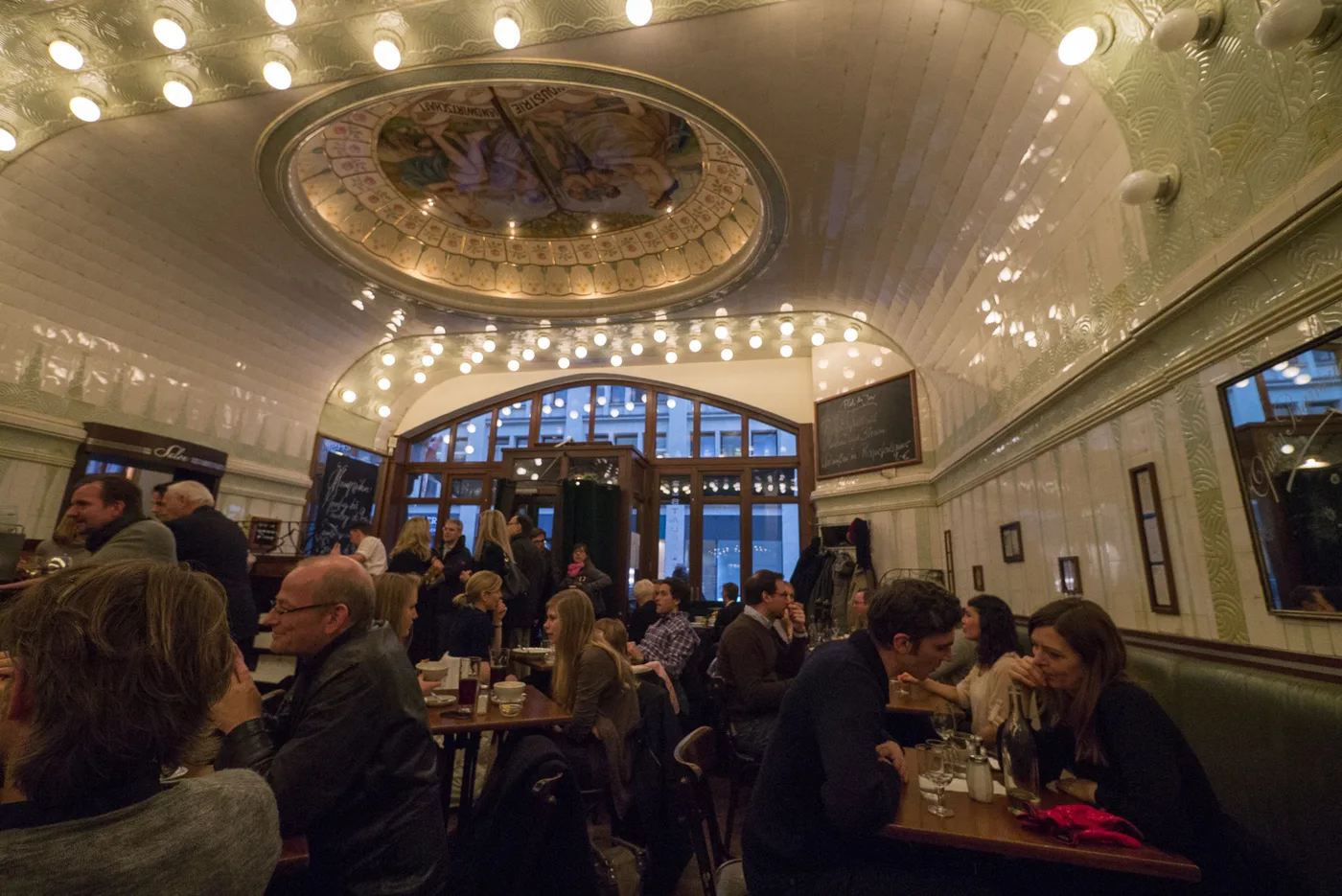 Innenraum des Café Paris in Hamburg mit der gekachelten Jugendstildecke