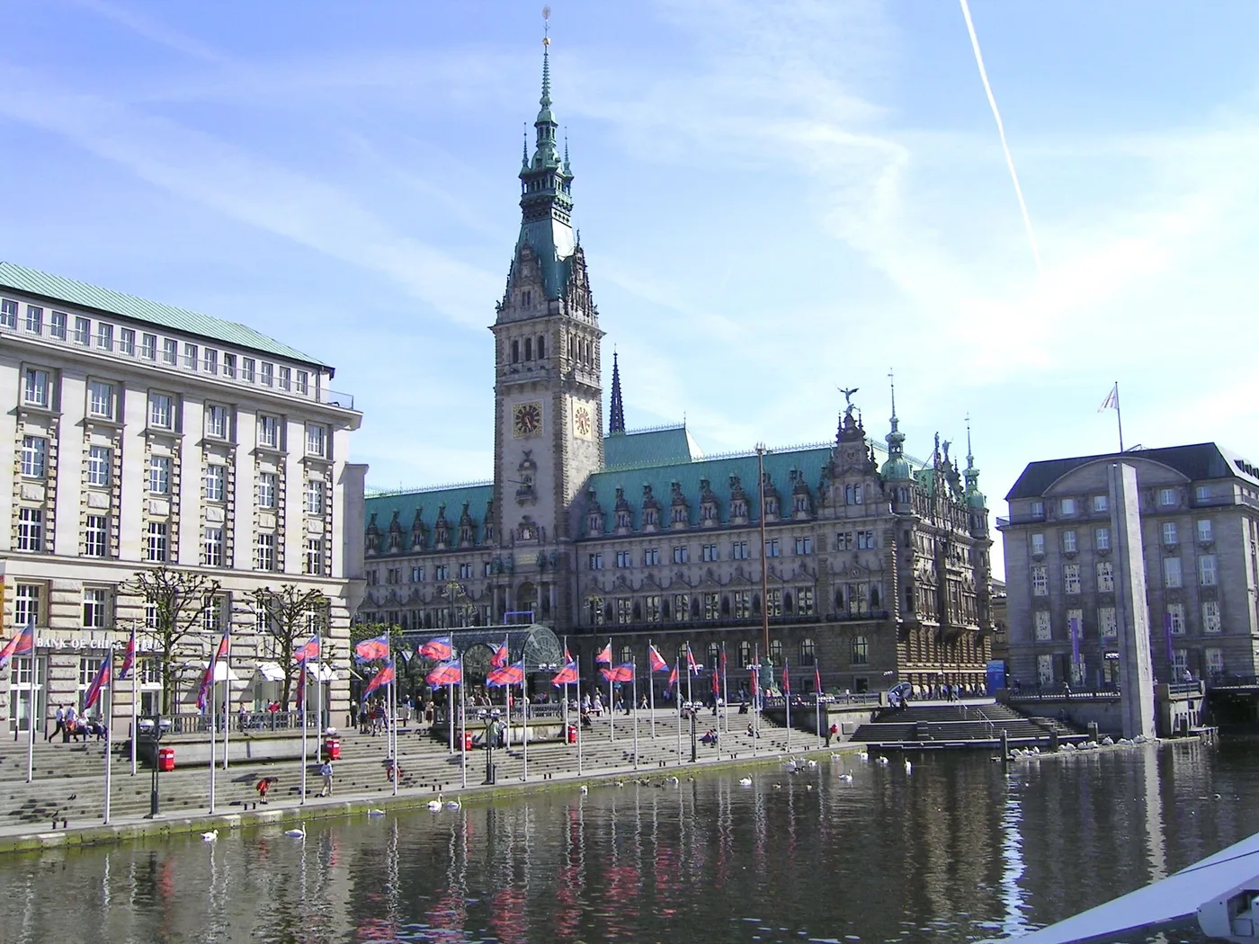 Gebäude am Rathausmarkt in Hamburg mit klassizistischer Fassade