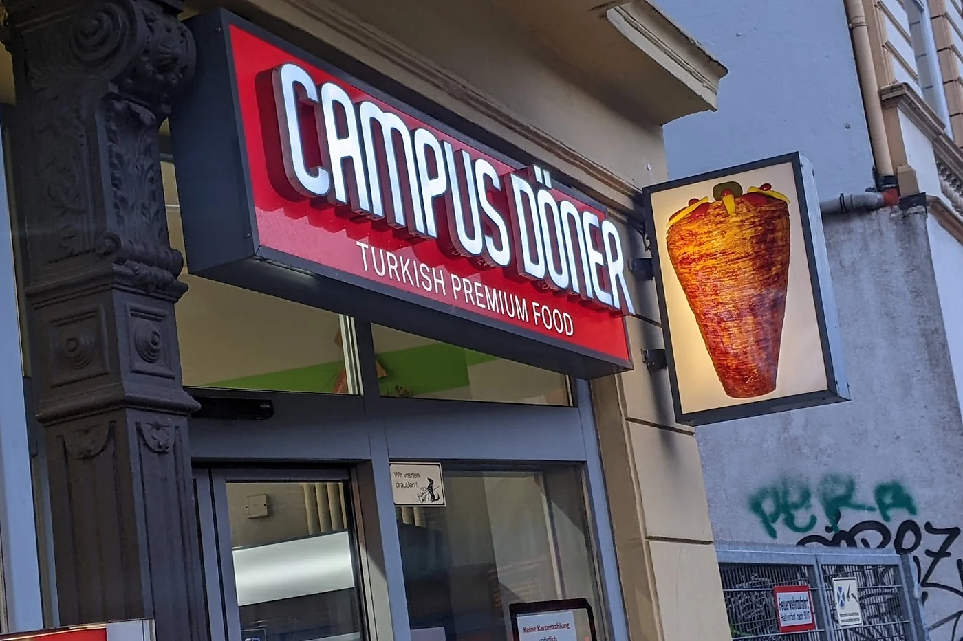 Ladenfront mit dem Schriftzug Campus Döner