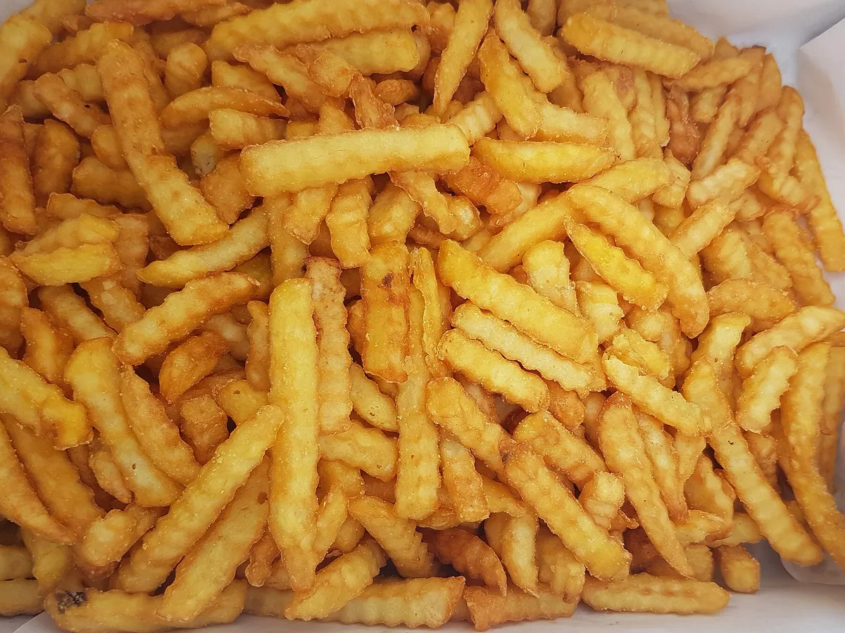 Große Portion goldgelber Wellenpommes