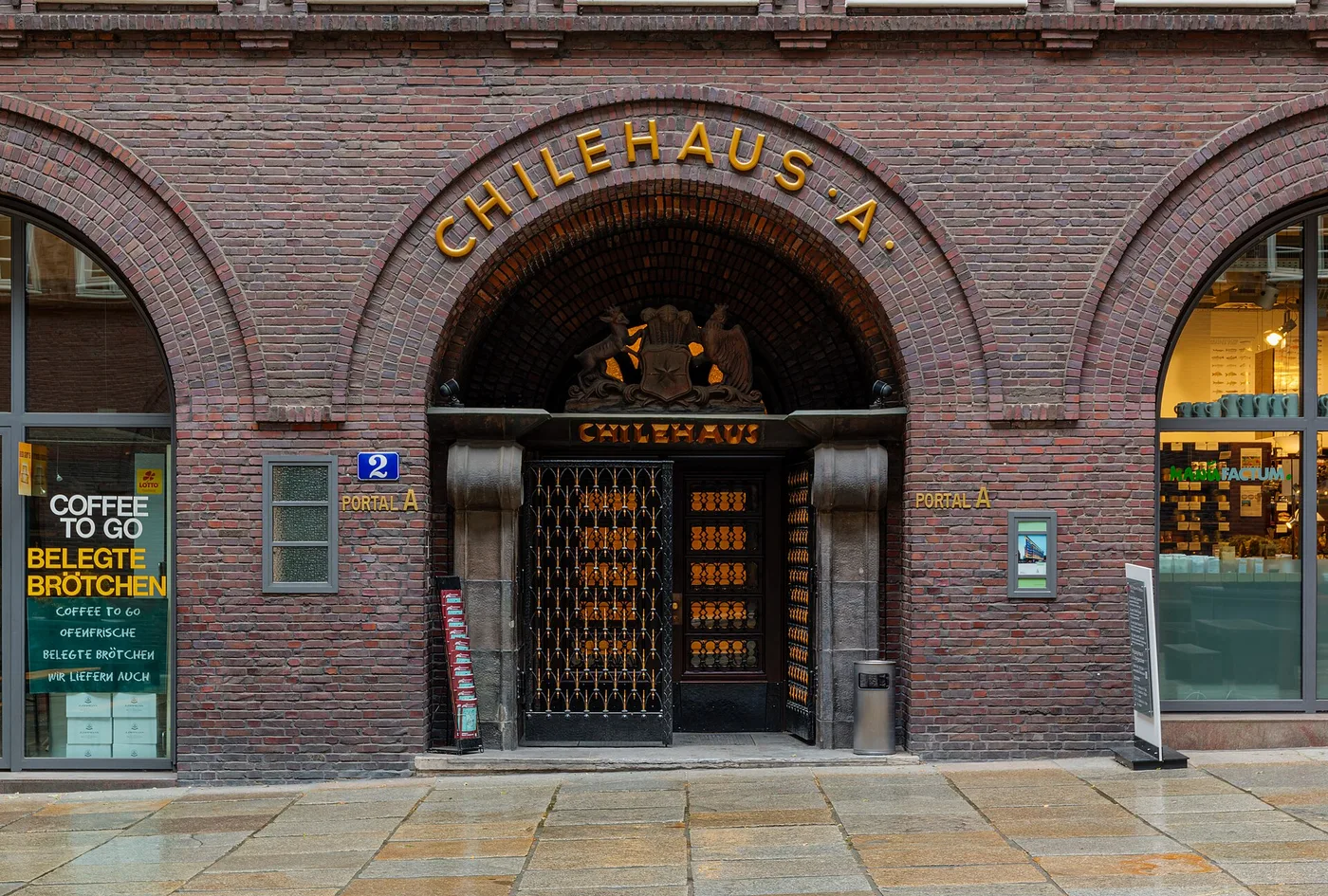 Portal A des Chilehauses in Hamburg mit goldenem Schriftzug und Wappen