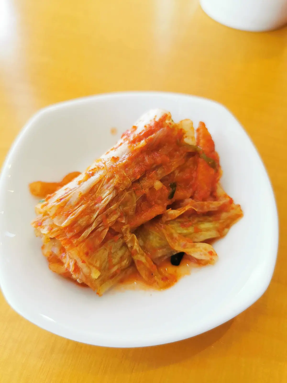 Kimchi aus eingelegtem Chinakohl in einer weißen Schale