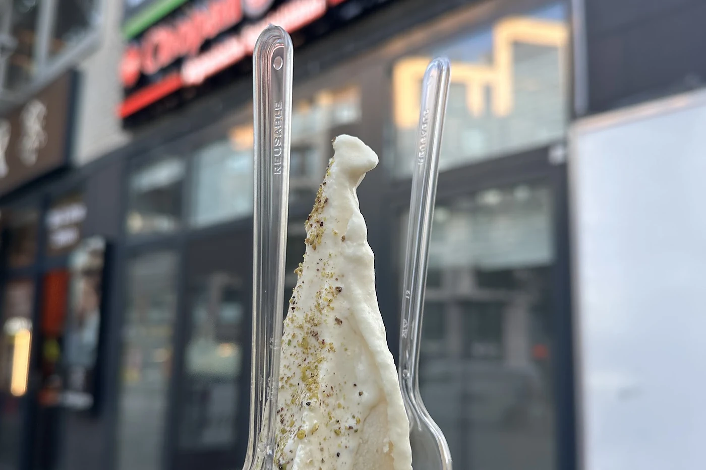 Mehrere Teller mit Reisgerichten und Beilagen auf dem Tisch