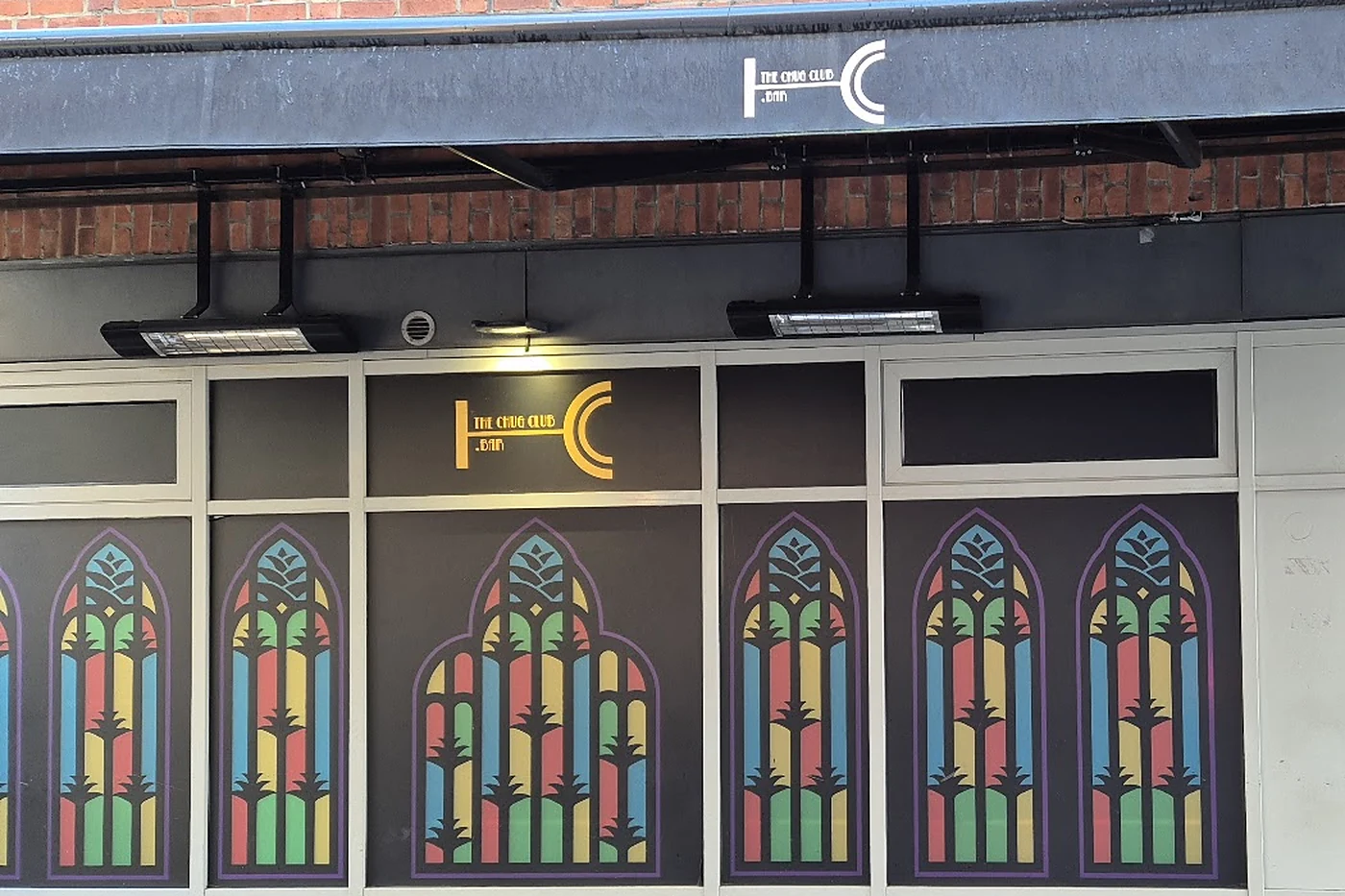 Fassade des Chug Club in der Taubenstraße mit Logo und bunten Fenstern im Agavenmuster