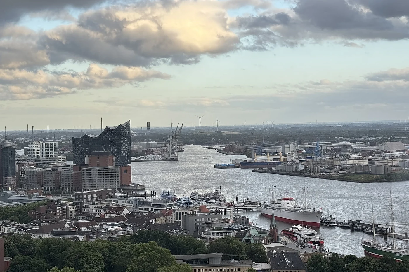 Blick vom clouds über die Elbphilharmonie, den Hafen und die Elbe