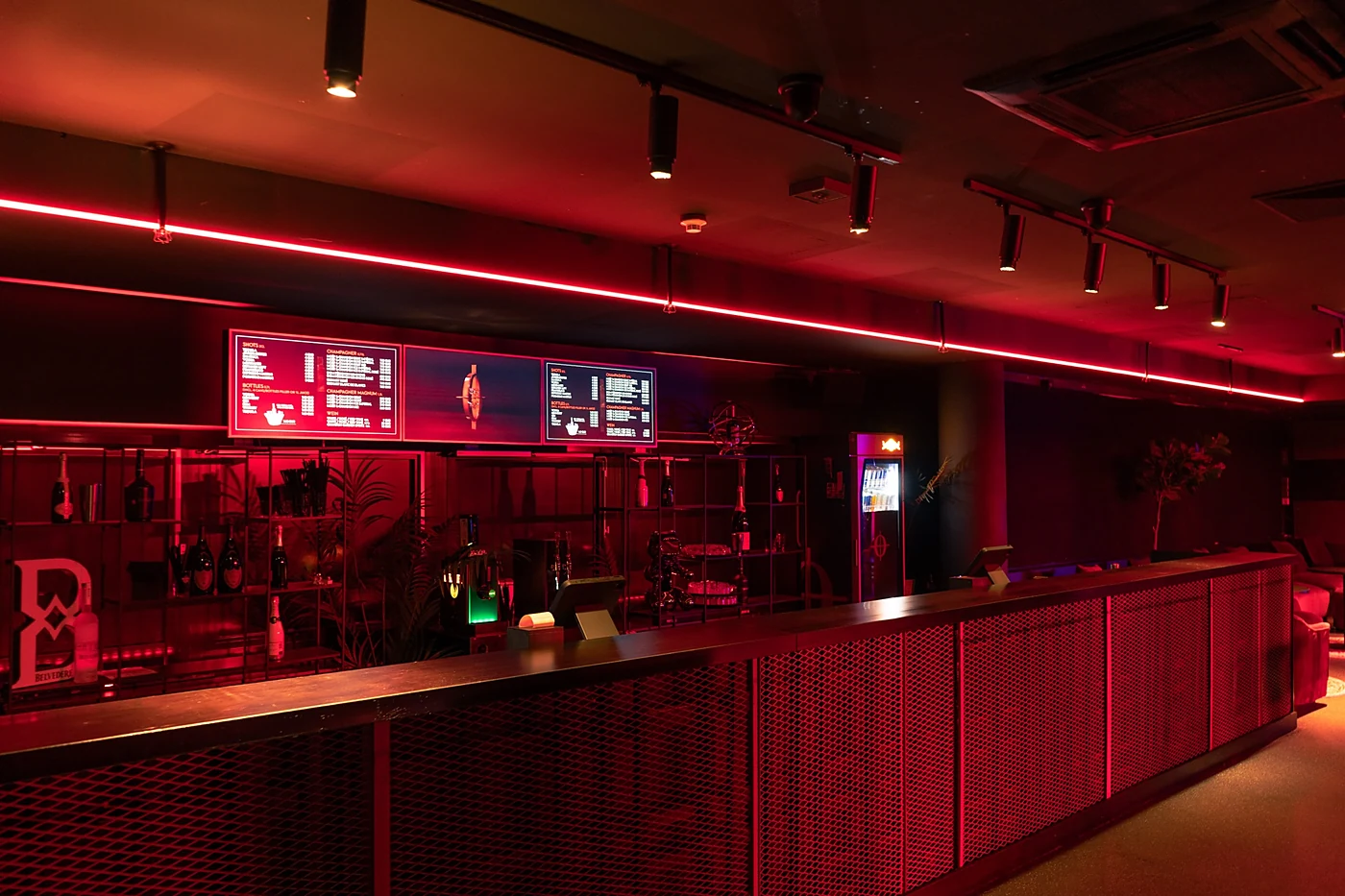 Lange Bartheke der Main Area im CODA Hamburg mit roten Lichtleisten an der Decke