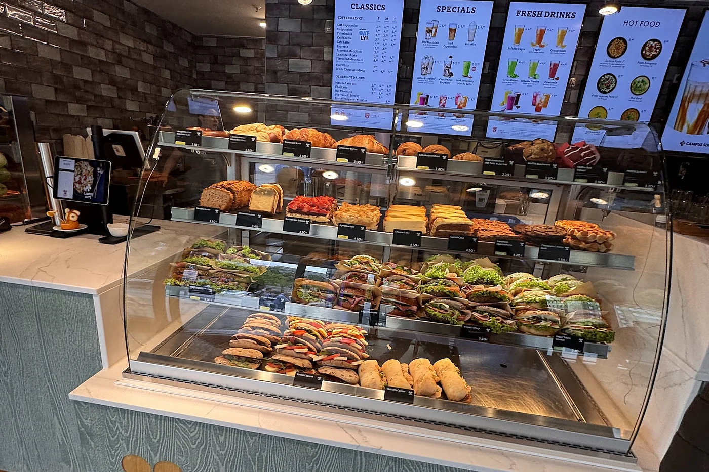 Kühltheke mit belegten Bagels und Snacks