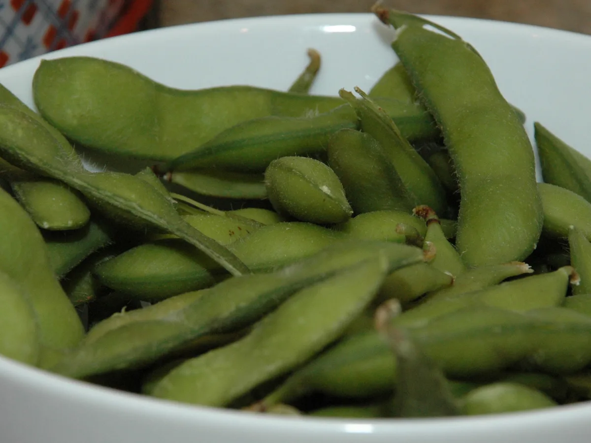 Schale mit grünen Edamame-Schoten