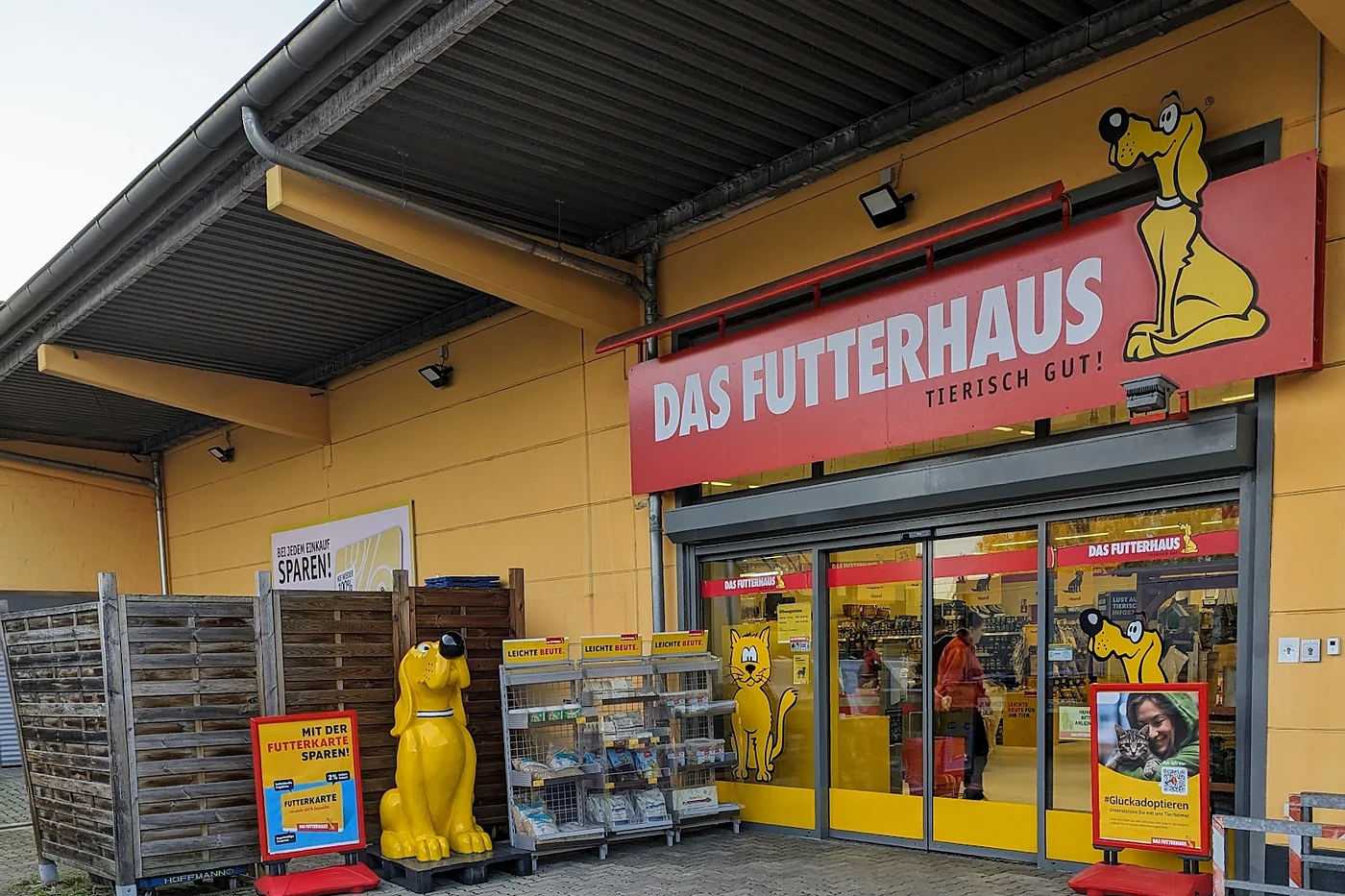 Ladenfront mit Schriftzug und Werbeaufstellern