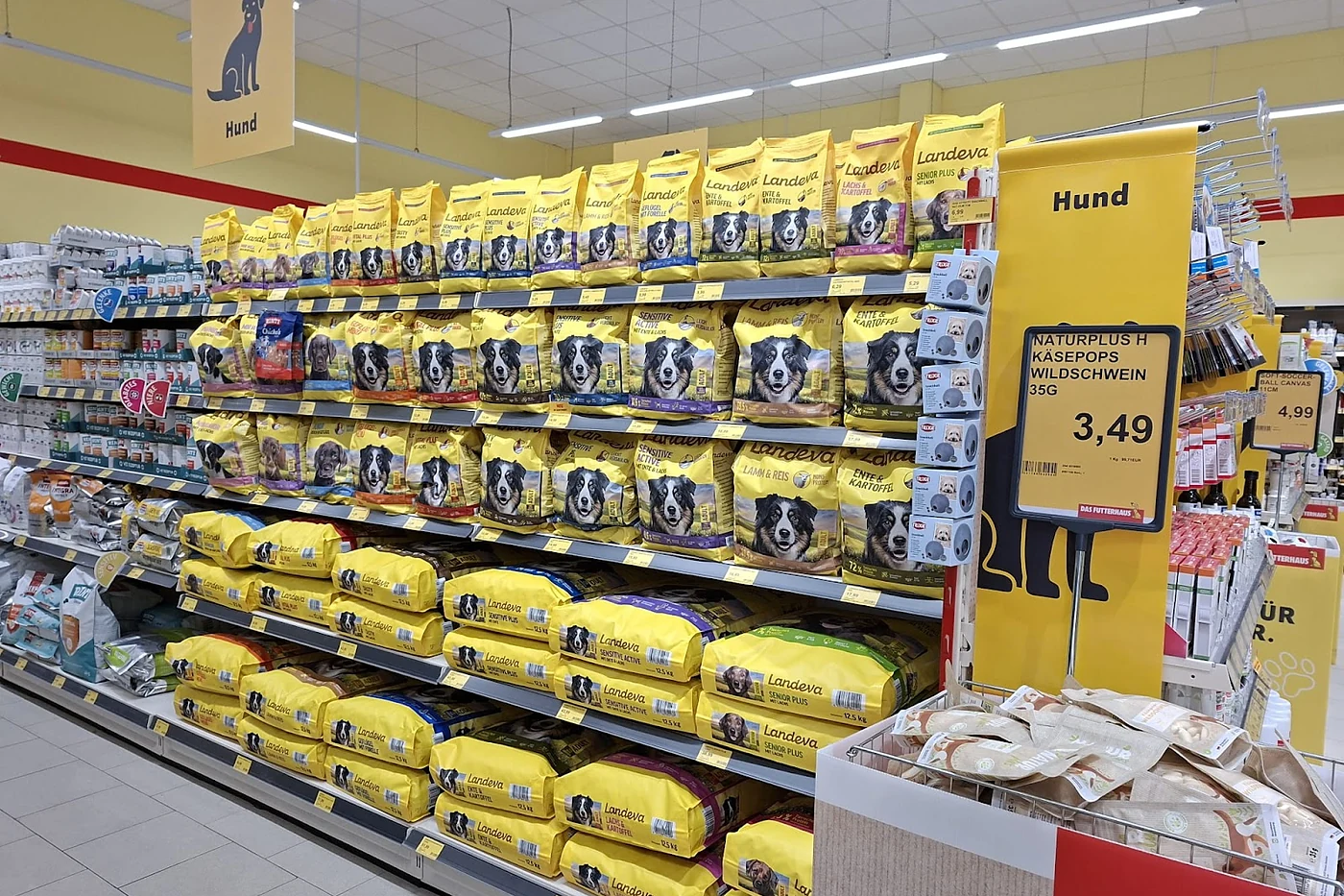Regal mit Futtersäcken in gelben Verpackungen