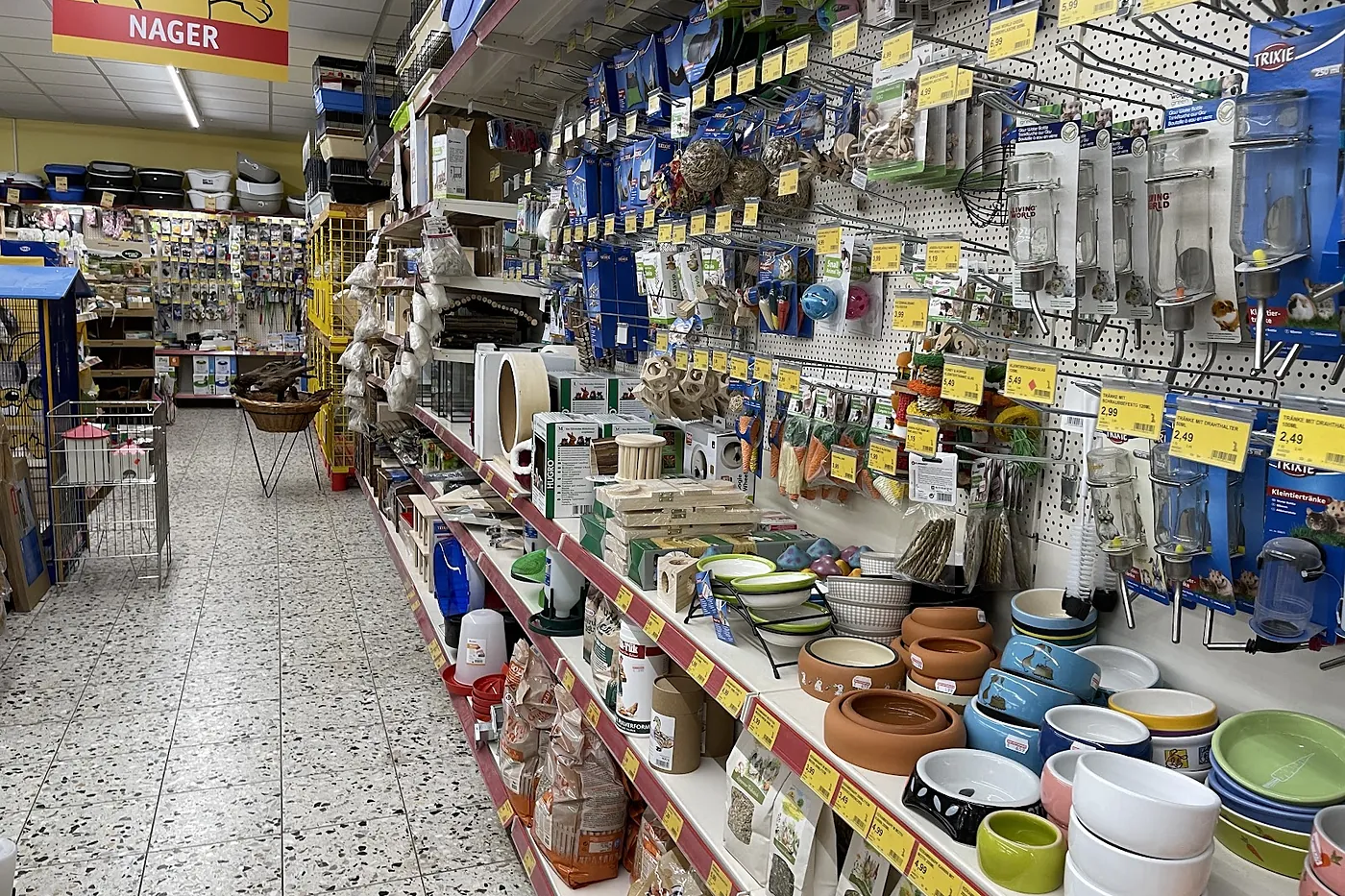Regalgang mit Näpfen, Zubehör und Futter