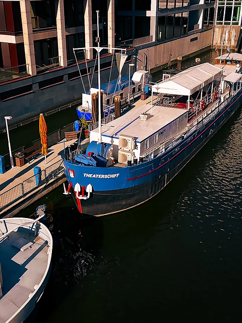 Das Theaterschiff von oben im Nikolaifleet, daneben ein weiteres Schiff