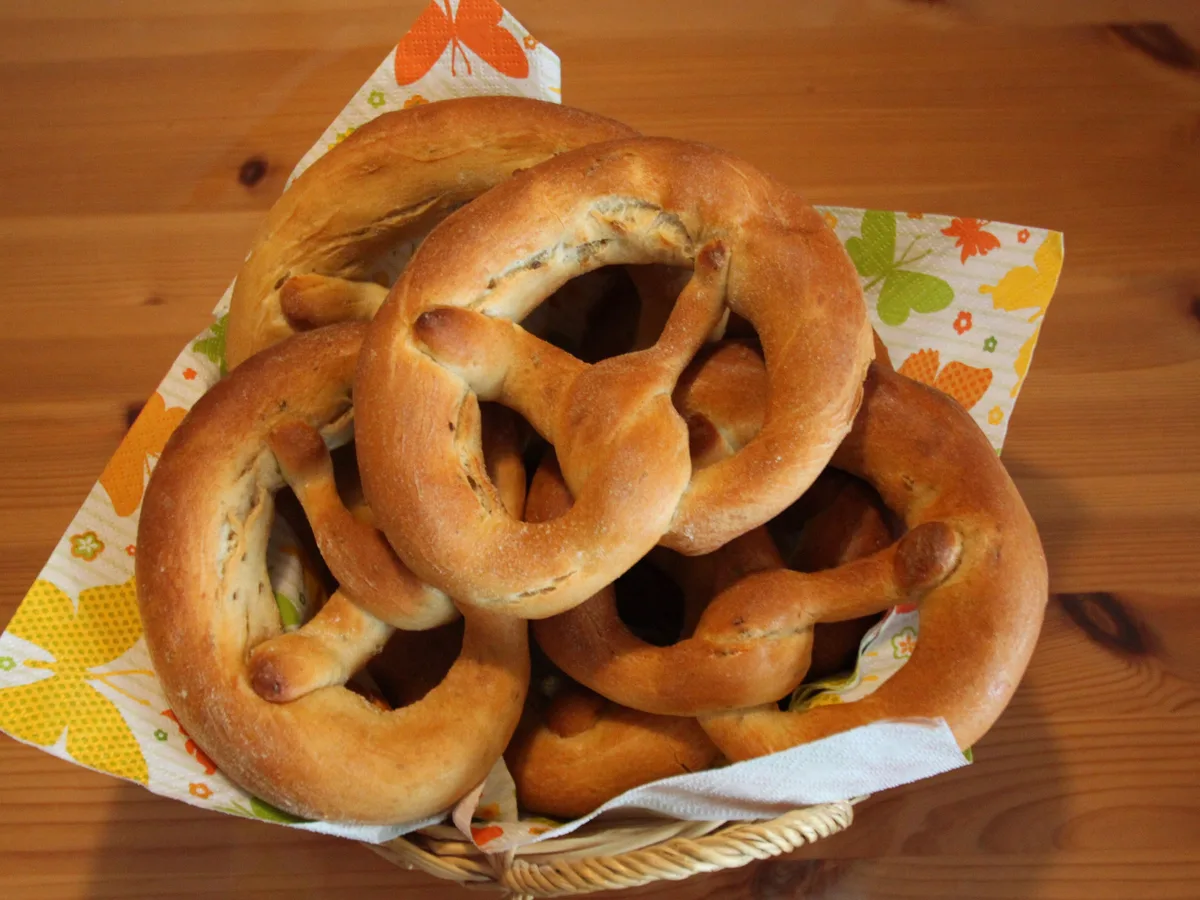 Mehrere Brezeln in einem Korb auf einer Serviette