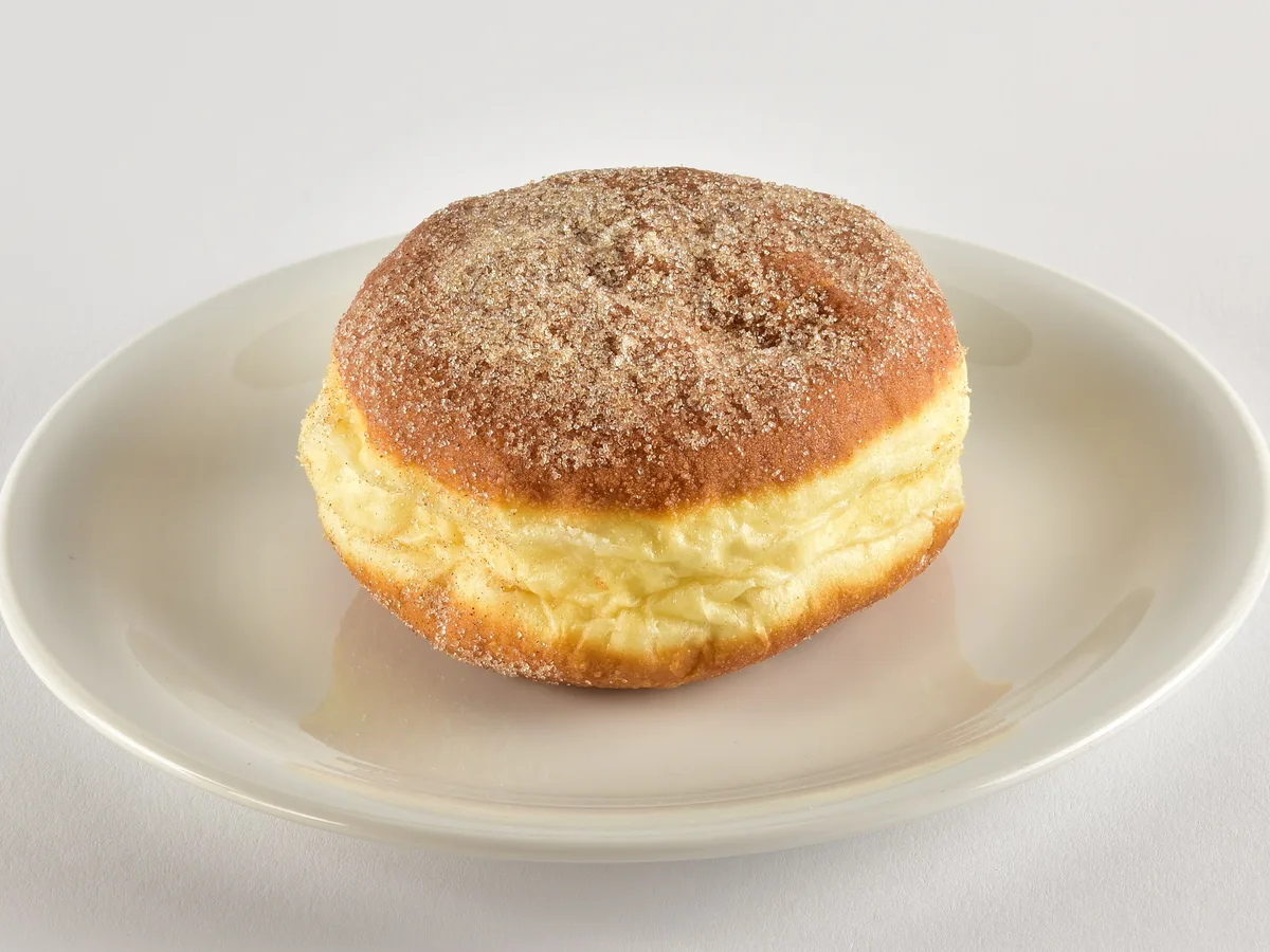 Berliner mit Zuckerkruste auf einem weißen Teller