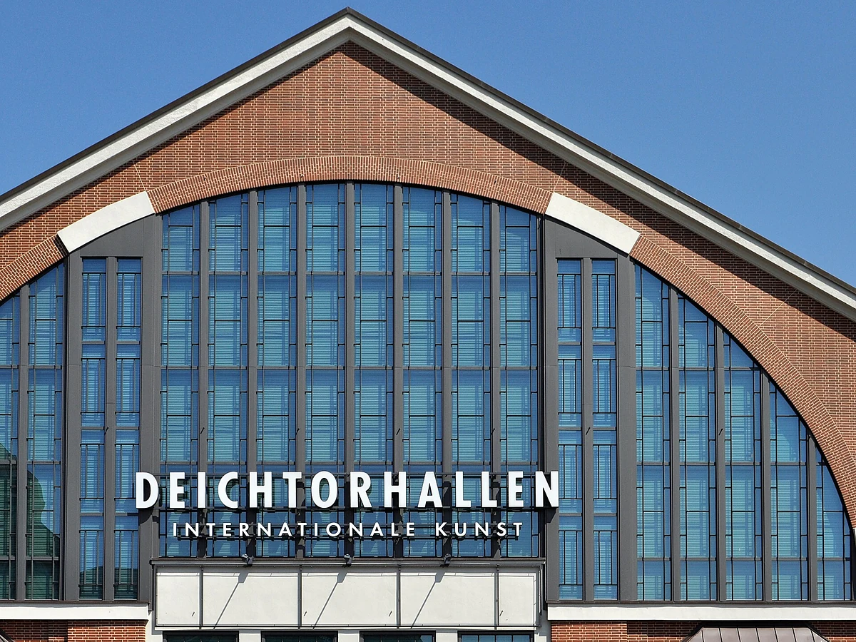 Backsteingiebel mit großer Glasfront, darunter der Schriftzug Deichtorhallen Internationale Kunst