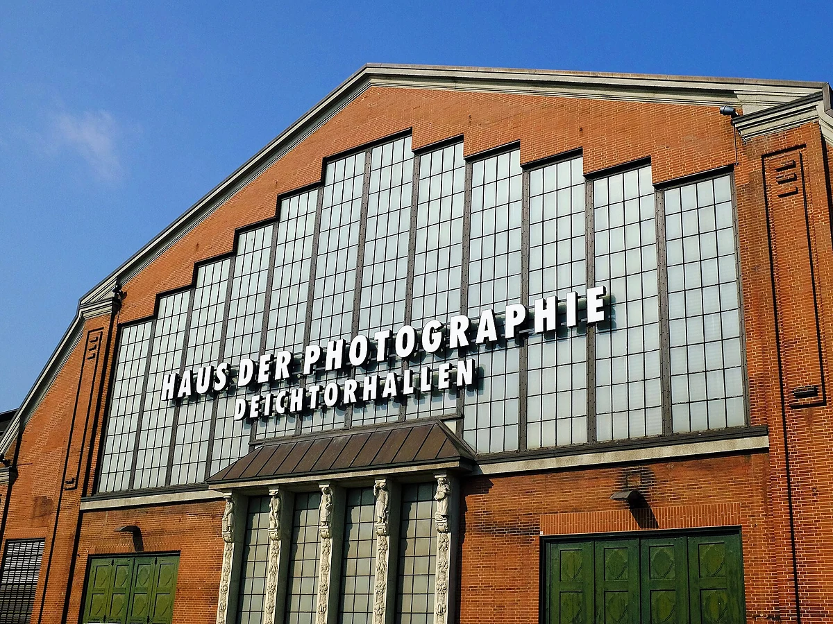 Backsteinfassade mit Sprossenfenstern und dem Schriftzug Haus der Photographie Deichtorhallen