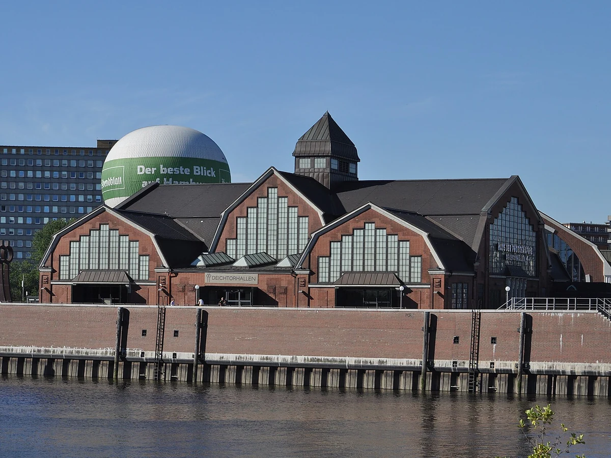 Die Hallen von der Wasserseite, davor die Kaimauer des Oberhafenkanals