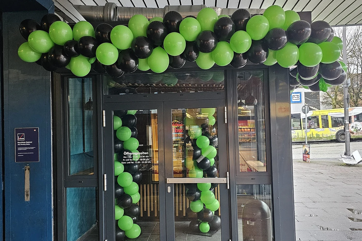 Eingang mit Ballonbogen in Grün und Schwarz