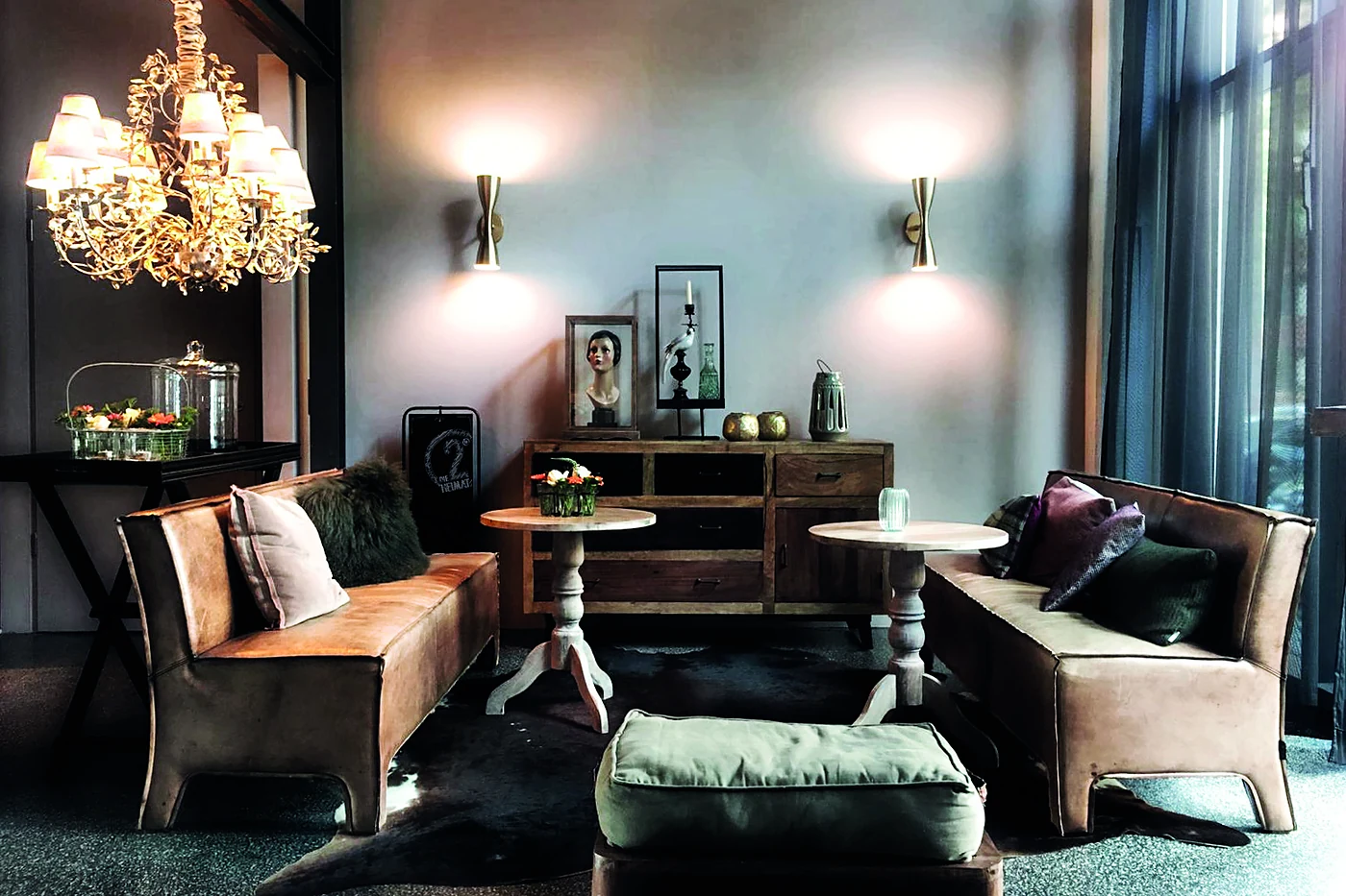 Salon mit Ledersesseln, Sofas und Kronleuchter